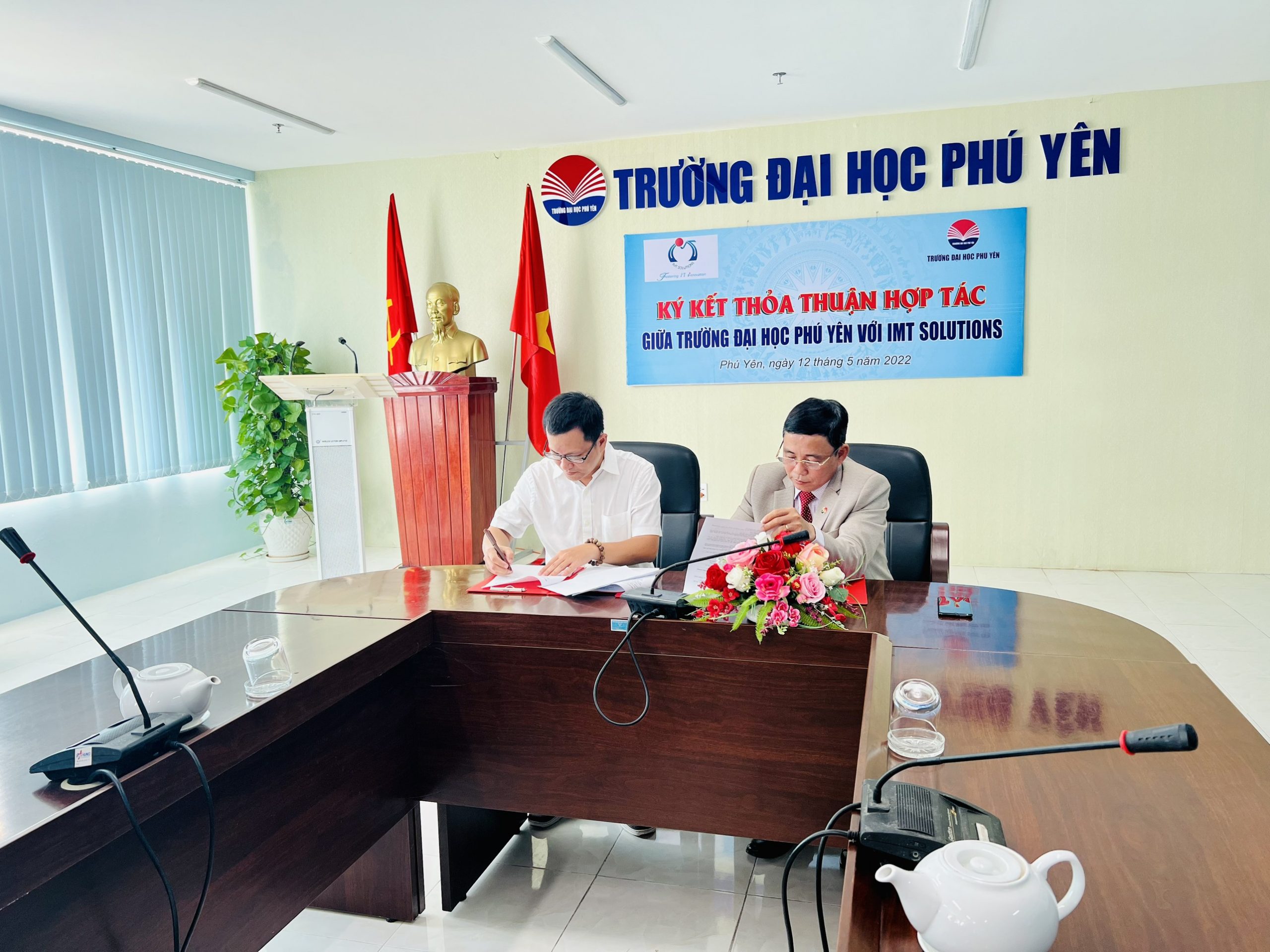 IMT Solutions and Phu Yen University signed a memorandum of understanding on training and providing workforce